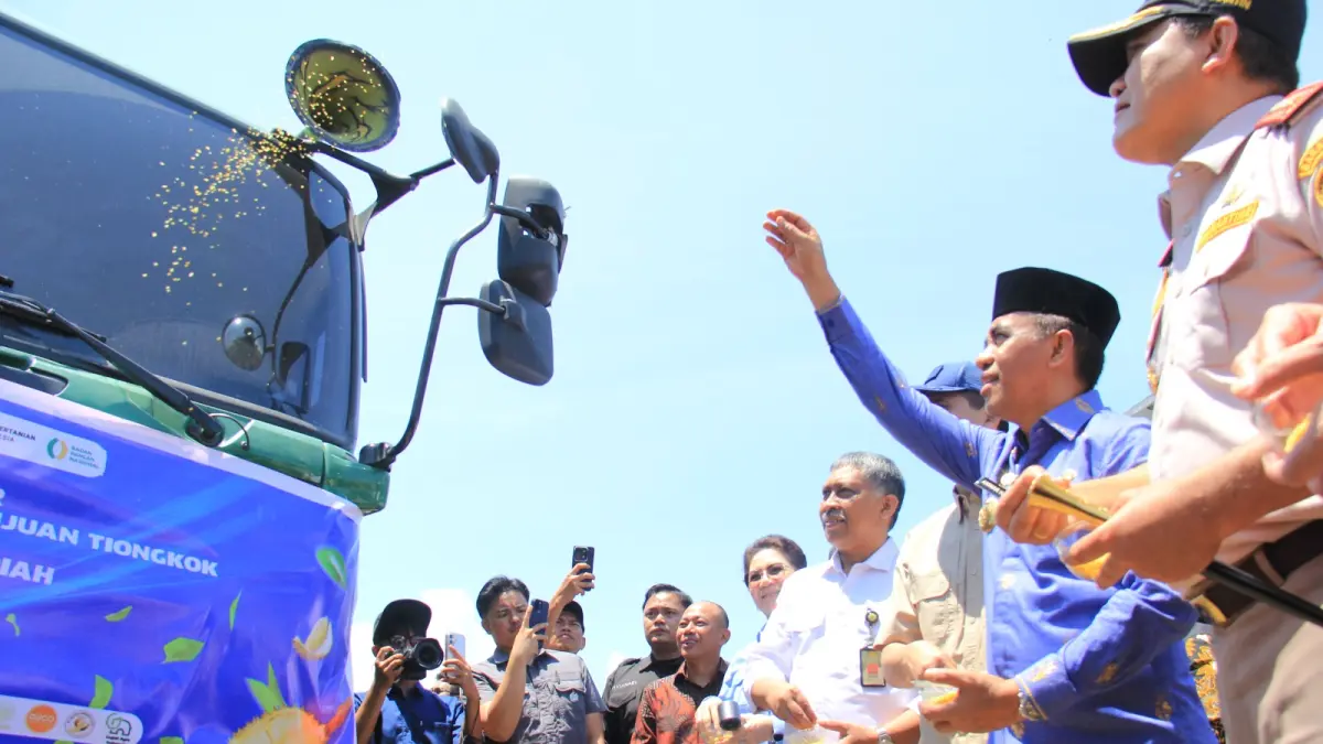 EKSPOR KEMBALI: Gubernur Sulteng Anwar Hafid didampingi Bupati Parigi Moutong Erwin Burase saat melepas ekspor durian beku “Volcano Durian Indonesia” ke Tiongkok di fasilitas PT. Docu Food Indonesia, Kelurahan Baiya, Palu, Kamis (16/4/2026).(FOTO: RAHMAT FADHIL/RADAR PALU)&nbsp;