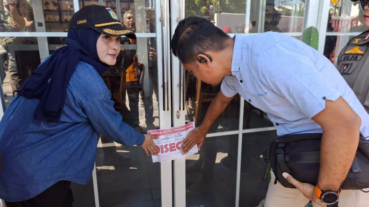 Penyegelan sementara terhadap usaha Chicken Bin yang berlokasi di Jalan Basuki Rahmat.(DOK Humas Pemkot Palu)