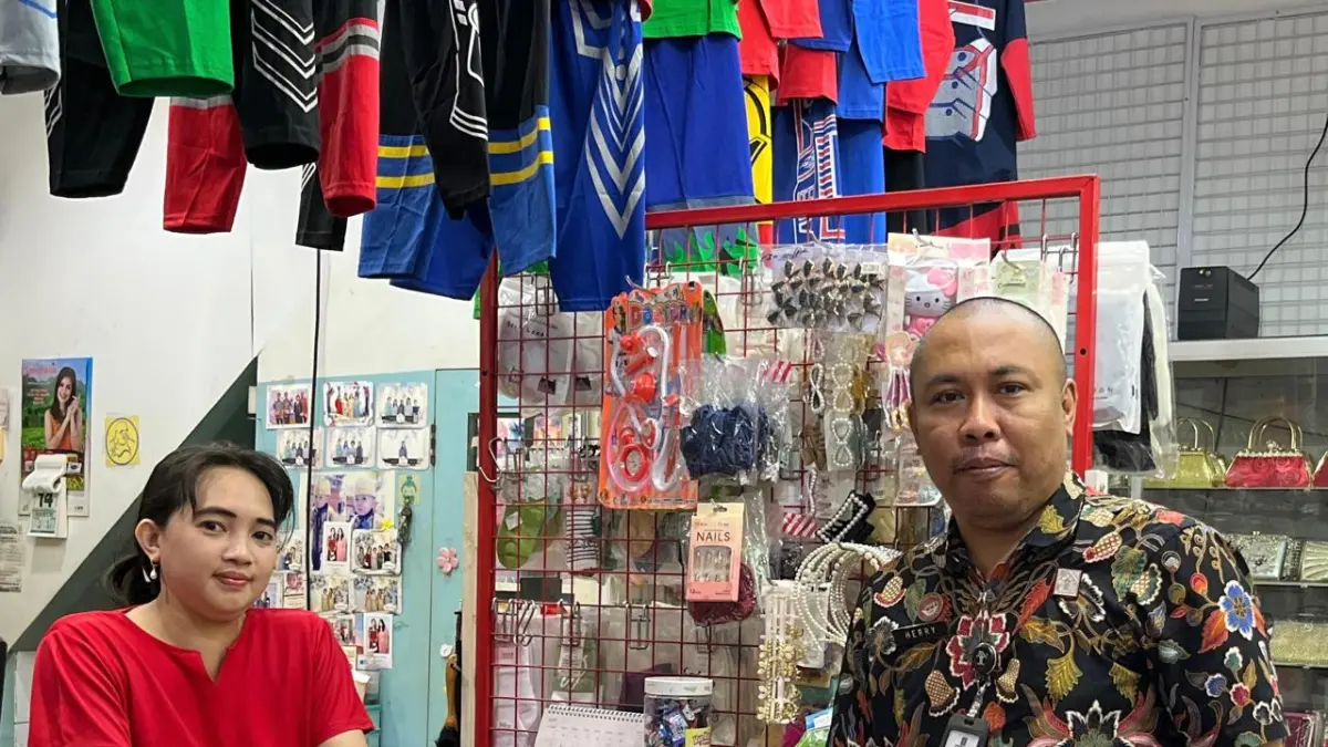 Petugas Kemenkum Sulteng edukasi pemilik toko di Palu sebagai langkah cegah peredaran barang tiruan.(Humas Kemenkum Sulteng)