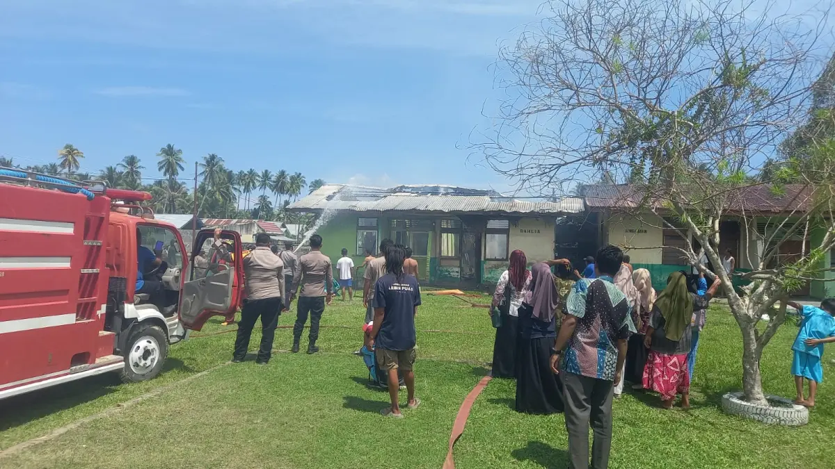 RUMAH DINAS TERBAKAR: Aparat kepolisian bersama warga melakukan penanganan pascakebakaran di perumahan guru SD Inpres Moutong Timur, Desa Salepae, Kecamatan Moutong, Kamis (16/4/2026).(FOTO: ISTIMEWA/RADAR PALU).
