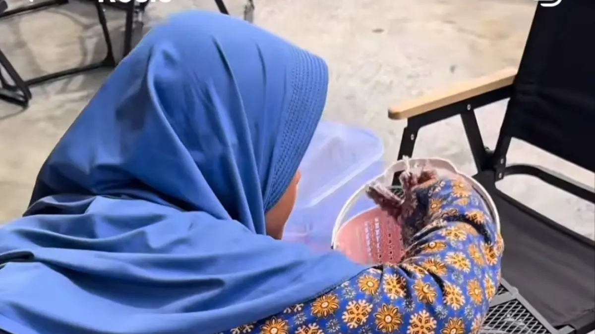 Siswi SMP di Lere, Palu Barat, tetap berjualan kacang goreng sepulang sekolah hingga viral di media sosial.(Reels @masfais)