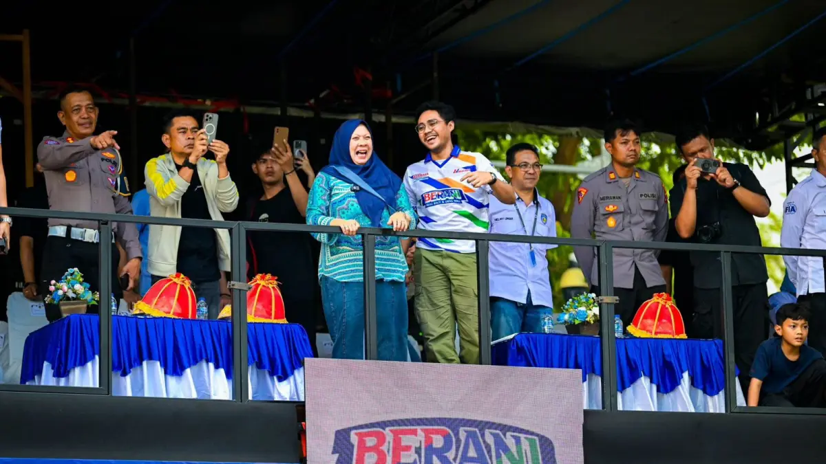 TAHUN LALU: Ketua KONI Sulteng, Fathur bersama Wakil Gubernur Sulteng, dr Reny A Lamadjido saat menghadiri pembukaan Berani Drag race dan drag Bike setahun yang lalu. FOTO: IST. 