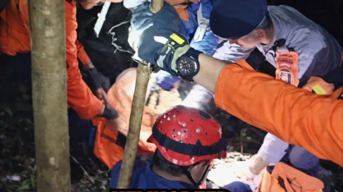 Tim SAR mengevakuasi korban di lokasi jatuhnya helikopter PK-CFX di hutan Sekadau, seluruh penumpang diduga tewas.(Instagram Sar nasional)