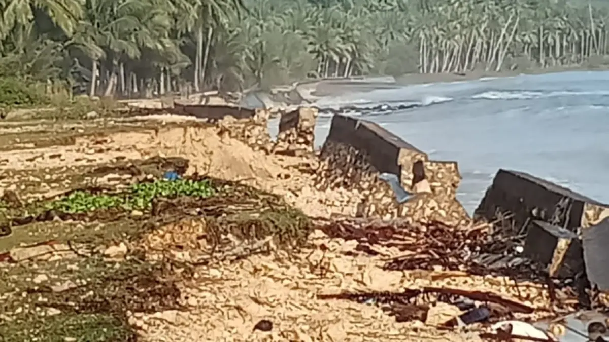 Abrasi pantai akibat gelombang pasang menerjang Desa Luksagu, Kecamatan Tinangkung, Kabupaten Banggai Kepulauan, Sabtu (18/4/2026) pagi.(BPBD SULTENG)