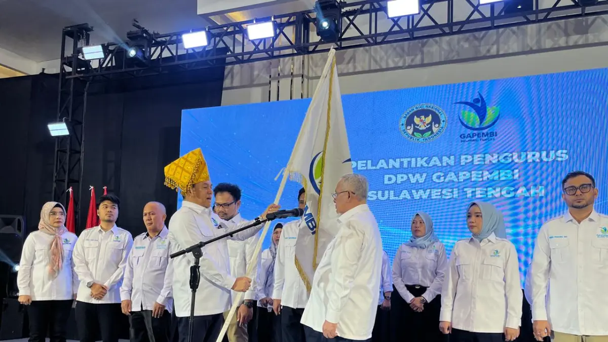 Barisan pengurus GAPEMBI Sulteng usai pelantikan—di tengah ambisi besar menembus desa, bayang-bayang tantangan pendanaan masih nyata.(TASWIN/Radar Palu)
