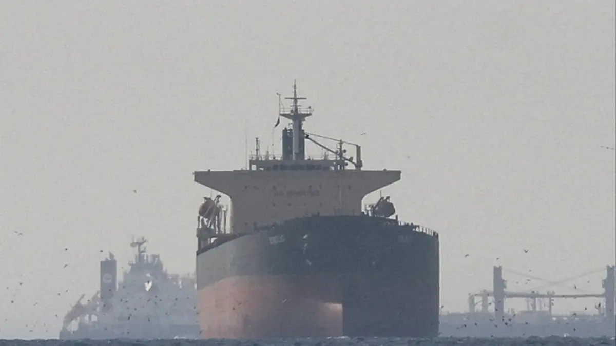 Kapal tanker melintas di Selat Hormuz—jalur vital dunia yang kini dibuka, memicu harapan tiket pesawat lebih murah.