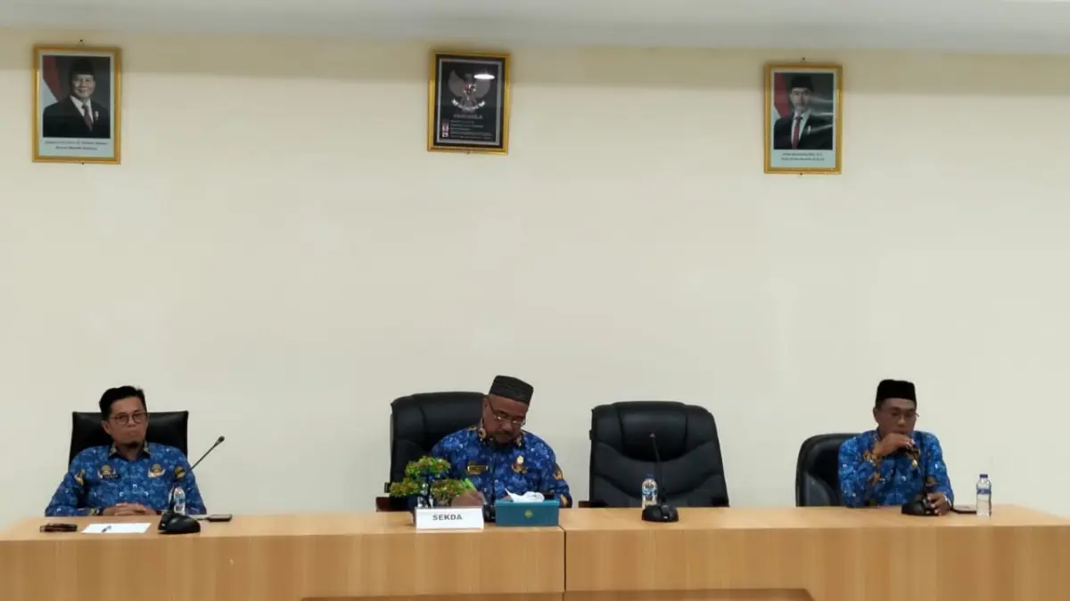 KOPERASI: Sekkab Buol Moh. Yamin Rahim (tengah), memimpin pembahasan koperasi plasma di Kabupaten Buol.(FOTO: DINAS KOMINFO KABUPATEN BUOL/RADAR PALU).