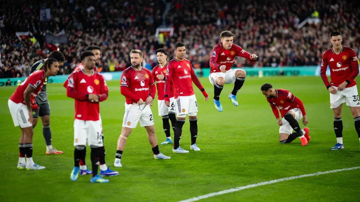 Manchester United menghadapi ujian berat saat bertandang ke markas Chelsea pada lanjutan Premier League, Minggu (19/4/2026).(Twitter/@ManUTD)