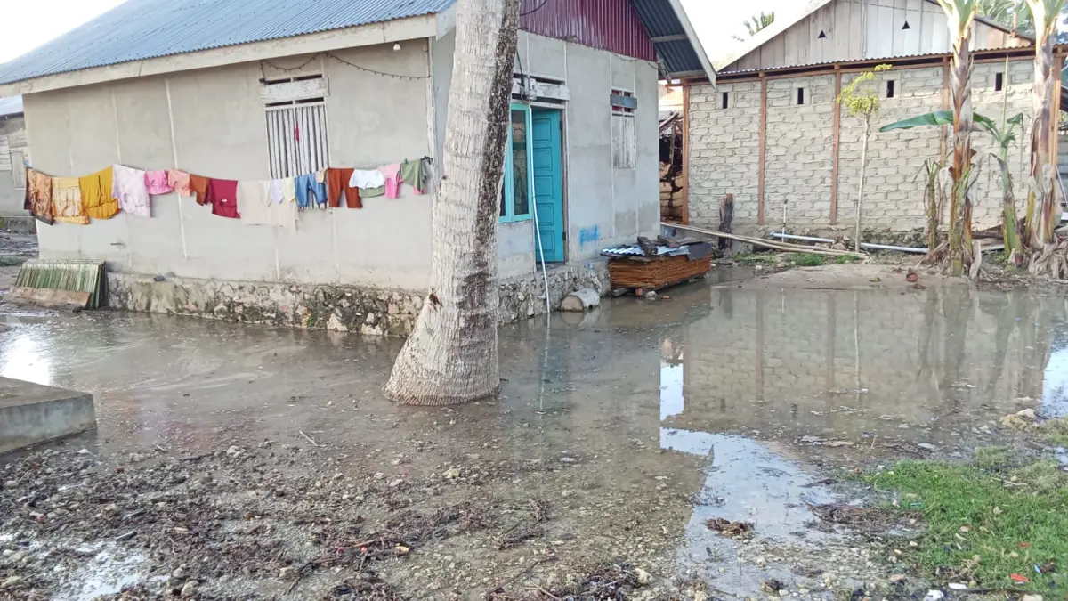 Pagi hari di pesisir Luksagu, sisa genangan air laut terlihat setelah tanggul jebol, warga berjaga di tengah ancaman gelombang susulan (istimewa/BPBD Sulteng)