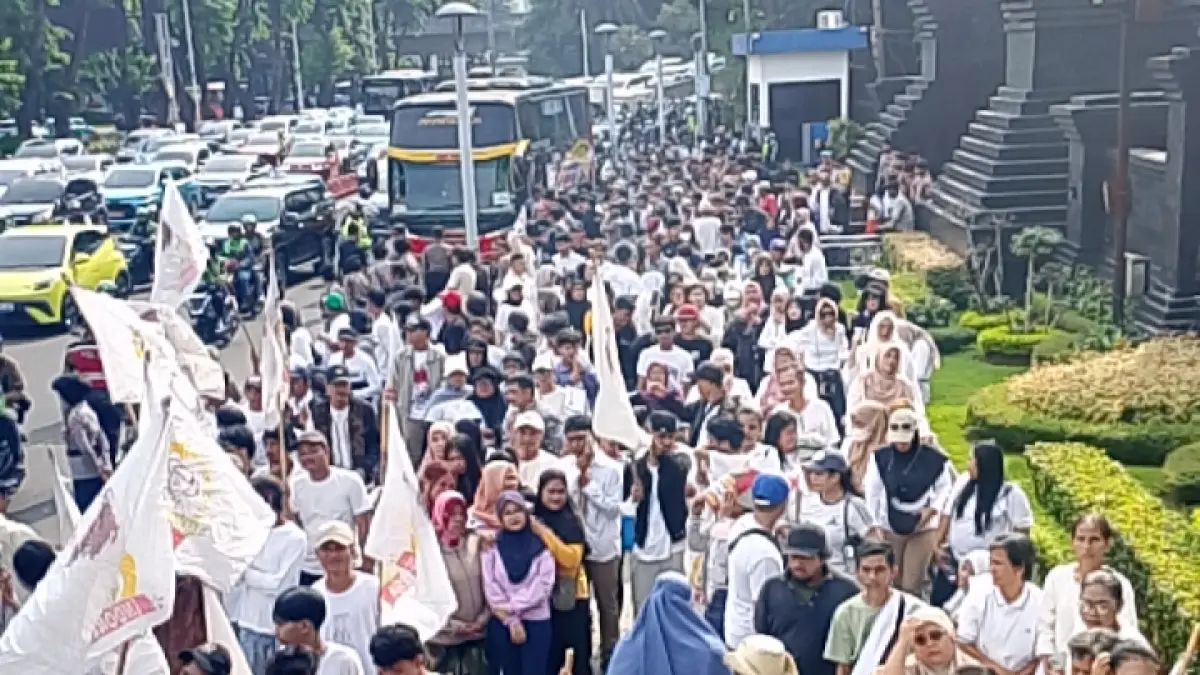 Ribuan petani membentangkan spanduk tuntutan di jalanan Jakarta, meluapkan kekecewaan atas polemik pernyataan swasembada beras.(Istimewa)
