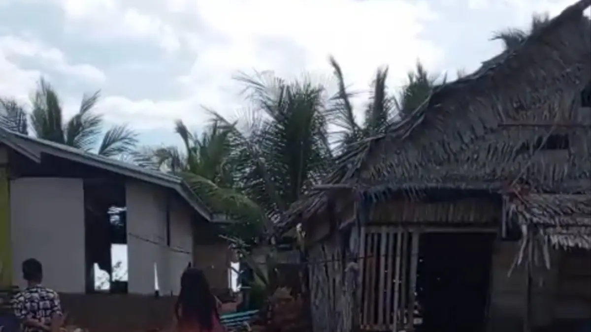 Rumah-rumah di pesisir Lambako porak-poranda usai dihantam gelombang dini hari—warga hanya bisa menyelamatkan diri saat air laut datang tiba-tiba.(Istimewa/BPBD Sulteng)