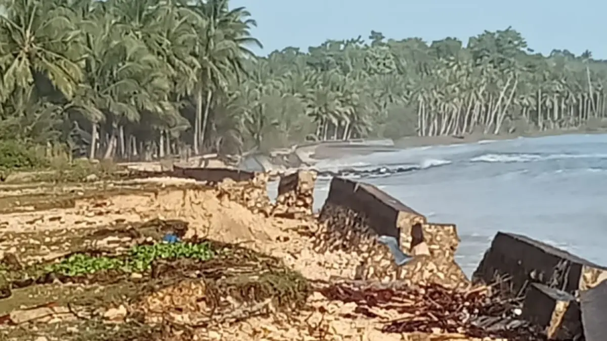 Tanggul pesisir yang ambruk dihantam gelombang, air laut merangsek masuk ke rumah warga di Desa Luksagu saat pagi hari (istimewa/BPBD Sulteng)