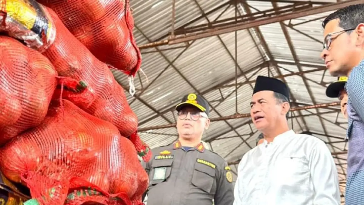 Tumpukan bawang dan cabai ilegal hasil sitaan di baliknya, perang senyap antara mafia pangan dan nasib petani lokal. (Humas Kementan)