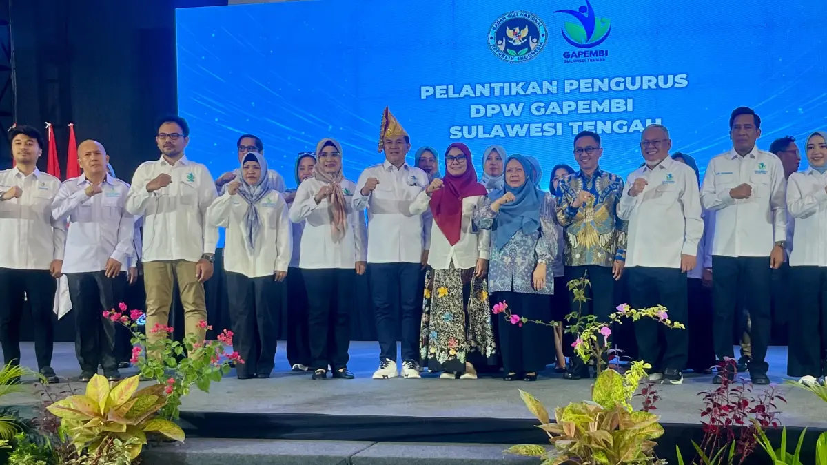 Wagub Reny di tengah pelantikan GAPEMBI—membuka akses langsung ke publik, sinyal kuat pengawasan MBG tak lagi tertutup.(Ro. Adpim Sulteng/Radar Palu)