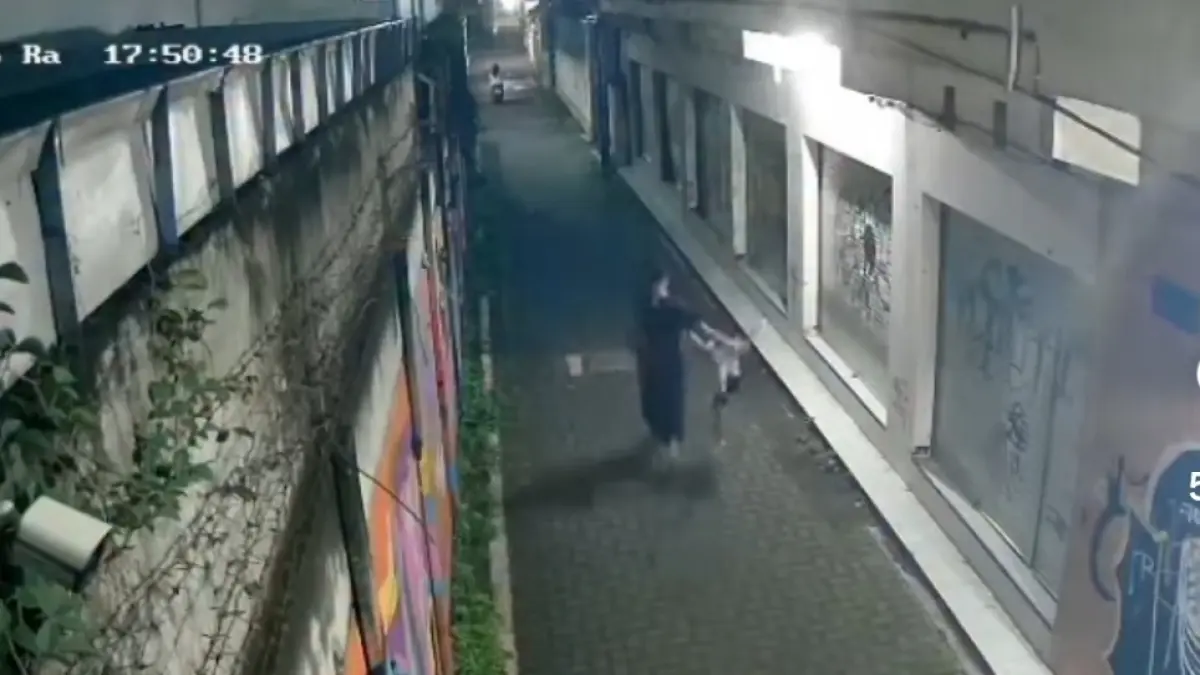 Cuplikan CCTV menangkap momen menegangkan saat seorang anak melawan pria yang membopongnya sebelum berhasil kabur (Instagram)