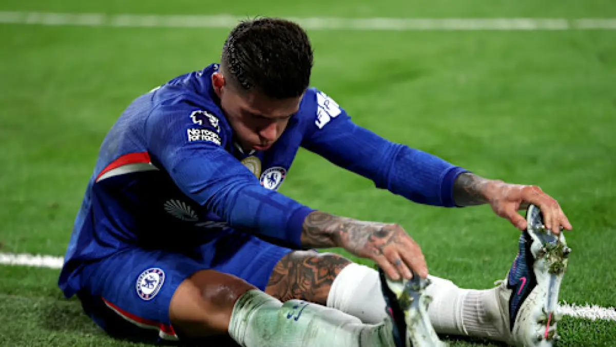 Enzo Fernandez tidak mampu menyelesaikan pertandingan saat Chelsea menjamu tamunya Manchester United.(Twitter/chelseafc.com)