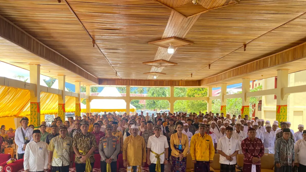 KEBERSAMAAN: Bupati Parigi Moutong H. Erwin Burase, S.Kom, menghadiri Dharma Santi Hari Raya Nyepi Tahun Baru Saka 1948 di Aula Yayasan Pendidikan Saraswati Tolai, Jumat (17/4/2026).(FOTO: ISTIMEWA/RADAR PALU).