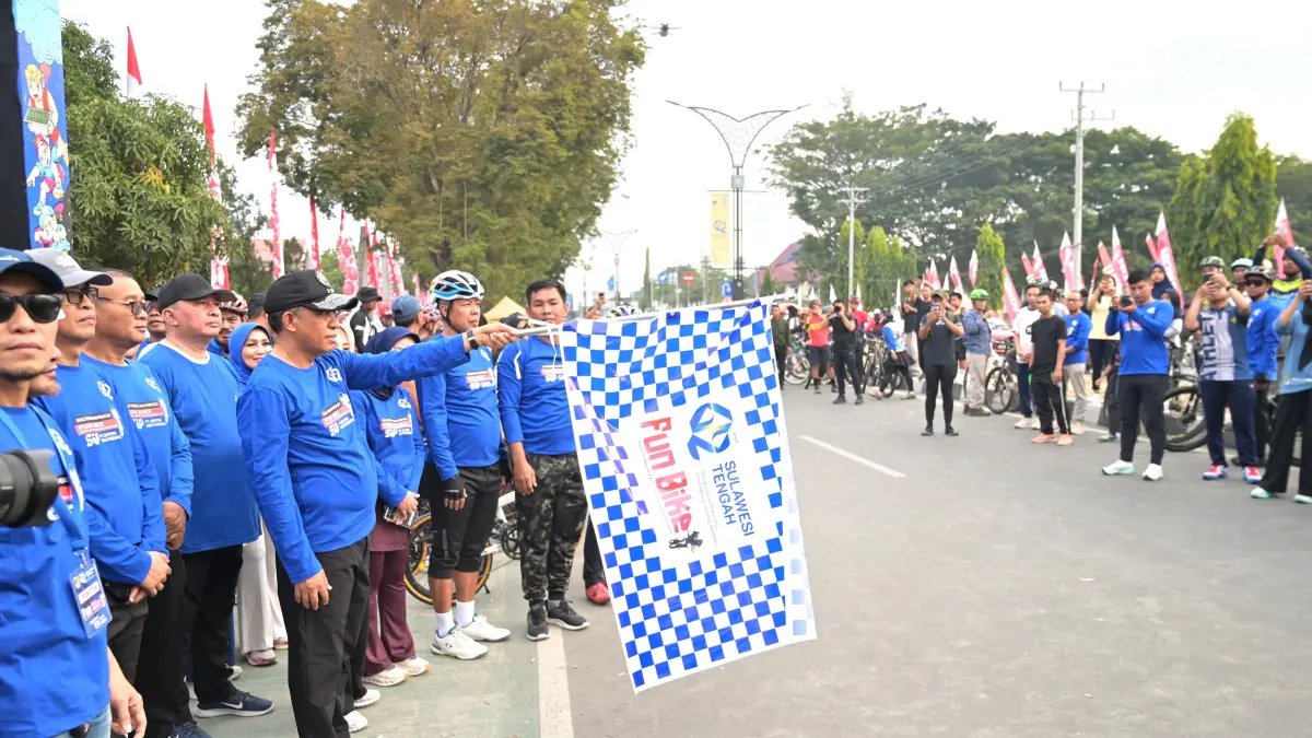 Lautan peserta memadati kawasan Siranindi saat Gubernur Sulteng ikut gowes—energi kebersamaan terasa di setiap langkah.(Ro. Adpim Sulteng)