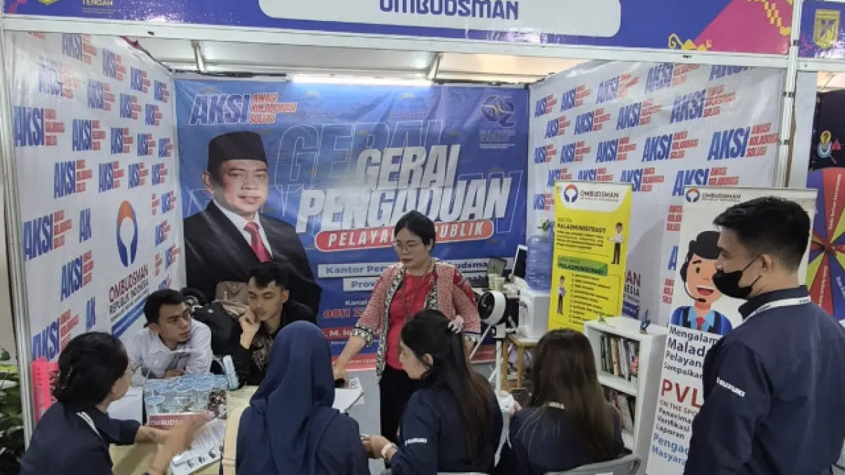 Masyarakat melakukan konsultasi di posko Ombudsman RI Sulteng