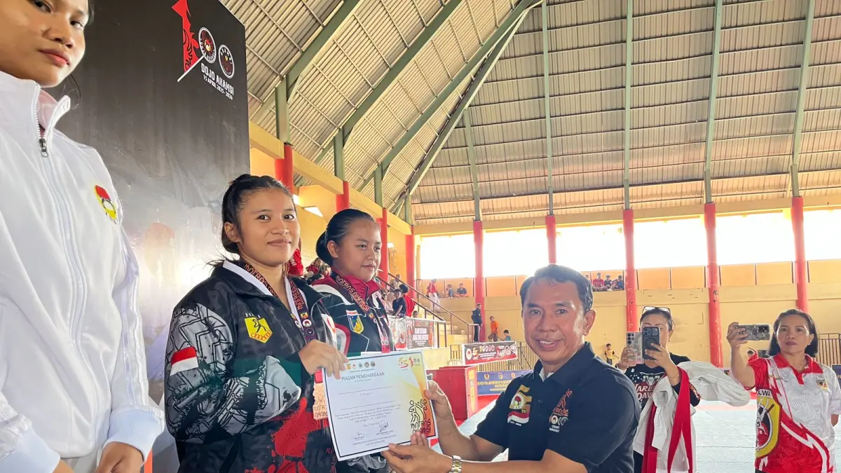 PENGHARGAAN: Moh. Irwan Lapatta saat memberikan penghargaan kepada atlet karate.(FOTO: ANGEL SUMBARA/RADAR PALU)