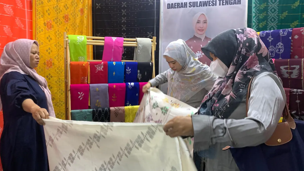 Perajin kain tenun Donggala turut meramaikan peringatan Hari Ulang Tahun (HUT) Sulawesi Tengah ke-62 dalam event Semarak Sulteng Nambaso.(RINA ABD HALIK)