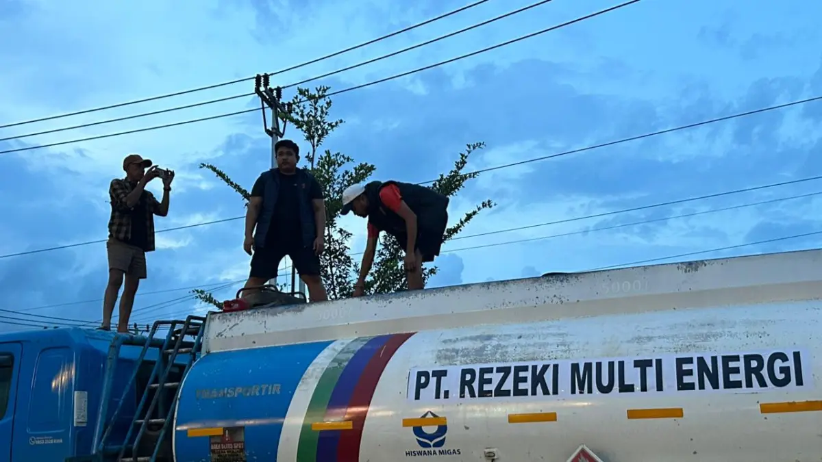 Polda Sulawesi Tengah mengamankan dua truk tangki bermuatan BBM jenis solar subsidi yang diduga diangkut tanpa dokumen resmi di Desa Tompira, Kecamatan Petasia Timur, Kabupaten Morowali Utara, Kamis (16/4/2026).