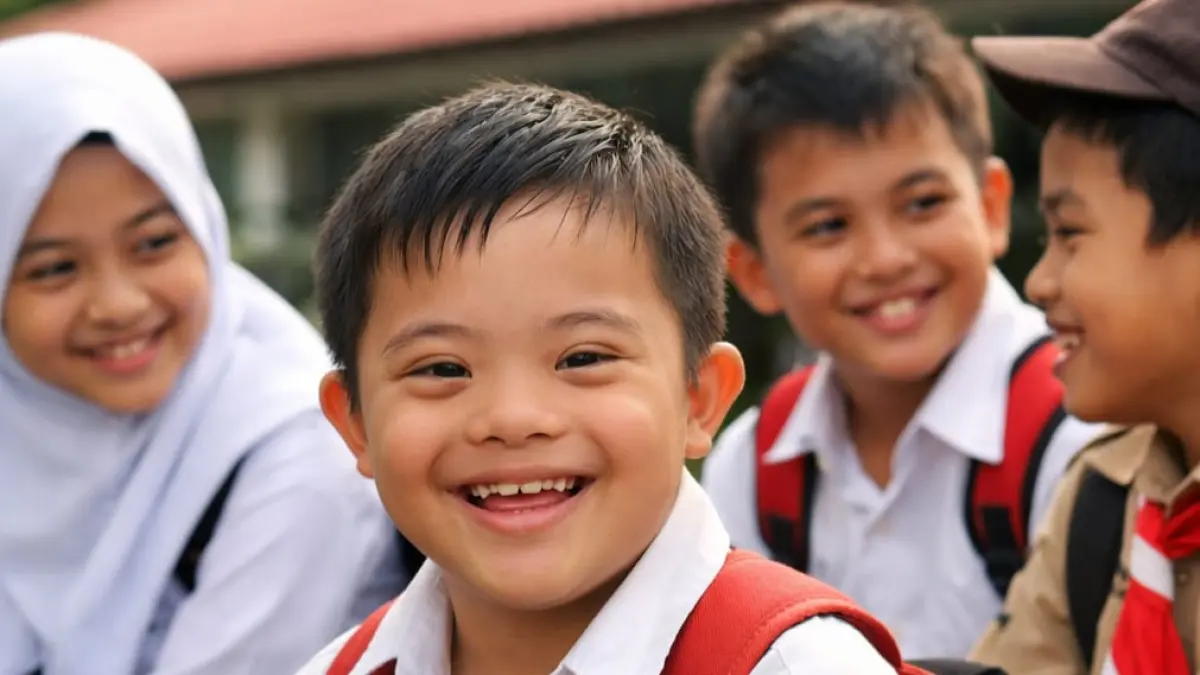 Seorang siswa difabel tersenyum bersama teman-temannya di halaman sekolah, mencerminkan ruang belajar yang menerima tanpa syarat (ilustrasi)