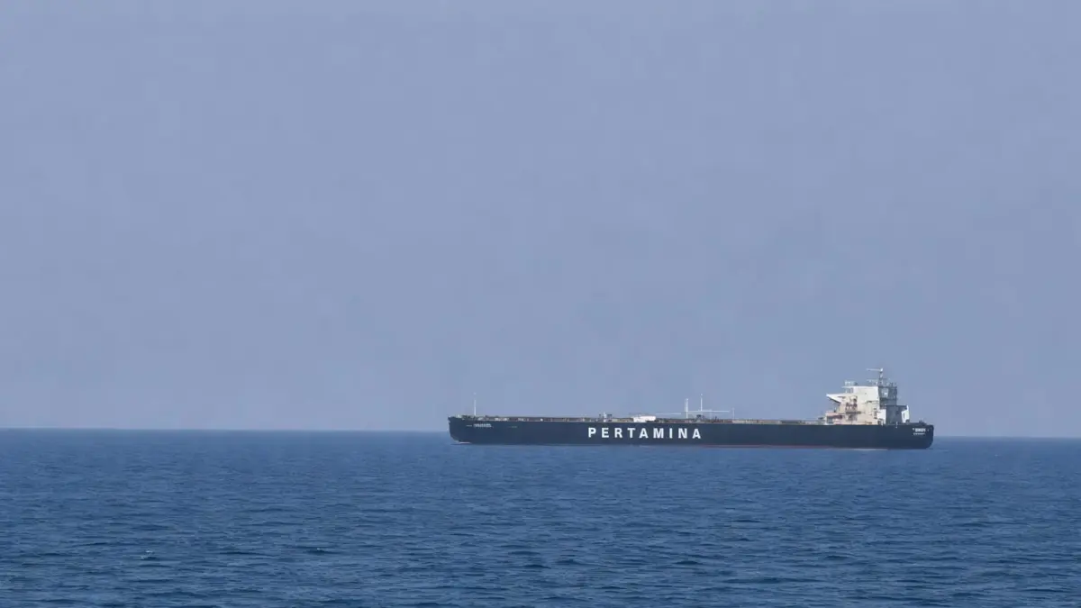 Siluet kapal tanker bertuliskan Pertamina di laut lepas—bangga di mata, tapi menyisakan tanda tanya di dalamnya.(Tangkapan layar Instagram)