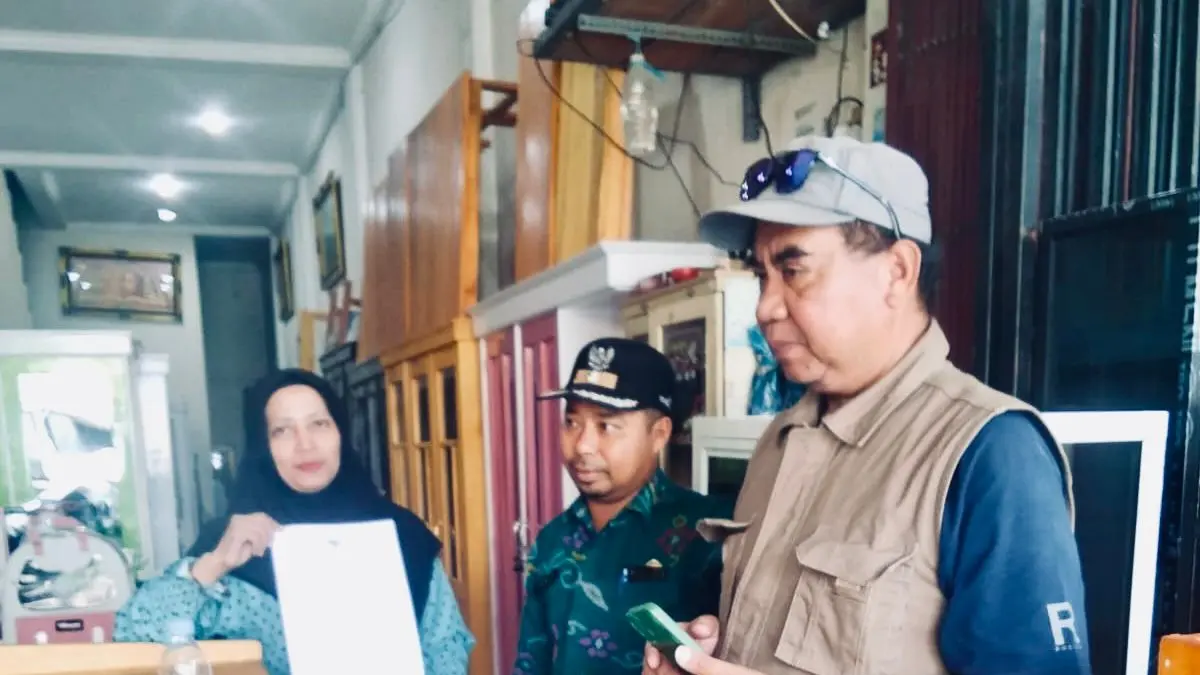 SOSIALISASI BERSIH: Lurah Donggala Idris (tengah), saat mendatangi salah satu tempat pelaku usaha bersama unsur kelurahan, guna memberikan sosialisasi terkait peduli lingkungan, Jalan Munif Rahman, Kamis (16/04/2026) Kota Palu. (Foto: istimewa)