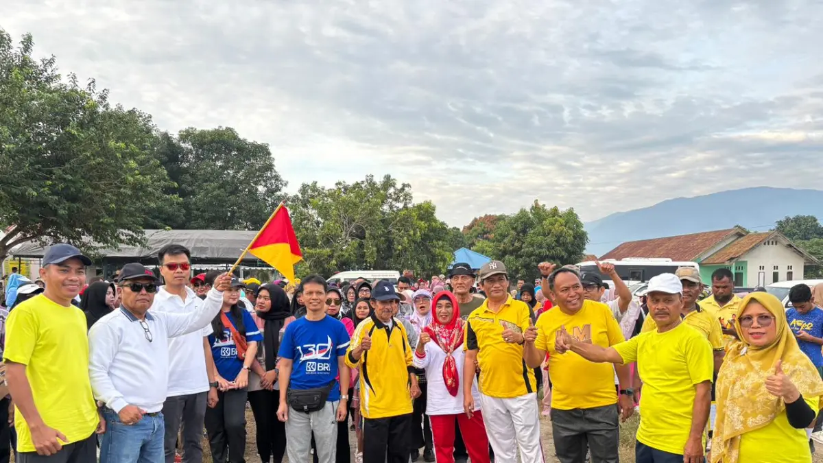 START: Wakil Ketua PB-IKIB, Dr. Sudirman K. Udja, disaksikan Sekjen PB-IKIB Prof. Dr. Jamaludin Sakung, Ketua PW IKIB Suteng Wahid Tarim, bersama panitia melepas peserta Jalan Santai 2026, Minggu (19/4/2026). (FOTO: ISTIMEWA/RADAR PALU).