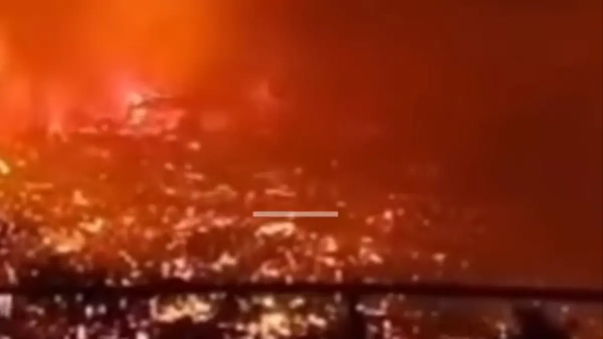 Api melalap deretan rumah terapung di Kampung Bahagia—ribuan warga kehilangan tempat tinggal dalam hitungan jam.(Instagram)