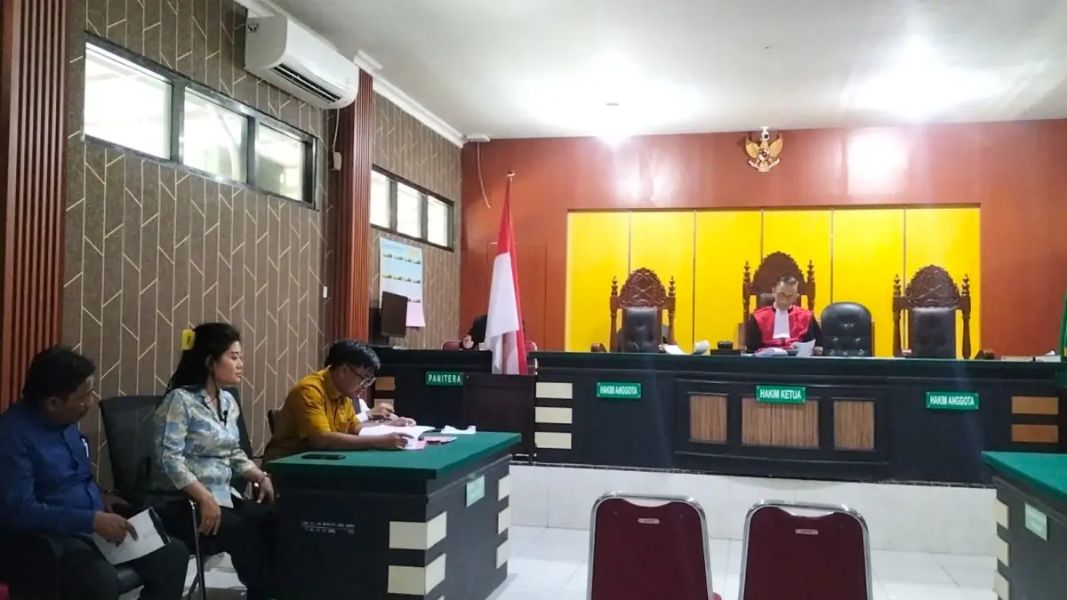 KEADILAN UNTUK LOLI OGE: Tim kuasa hukum LBH-R Sulawesi Tengah saat mendampingi warga di Pengadilan Negeri Palu. Senyum syukur terpancar dari wajah para petani dan nelayan Desa Loli Oge setelah hakim membacakan putusan yang membatalkan status tersangka mereka dalam perkara dugaan pengrusakan bak tambang.(FOTO: ISTIMEWA/RADAR PALU)