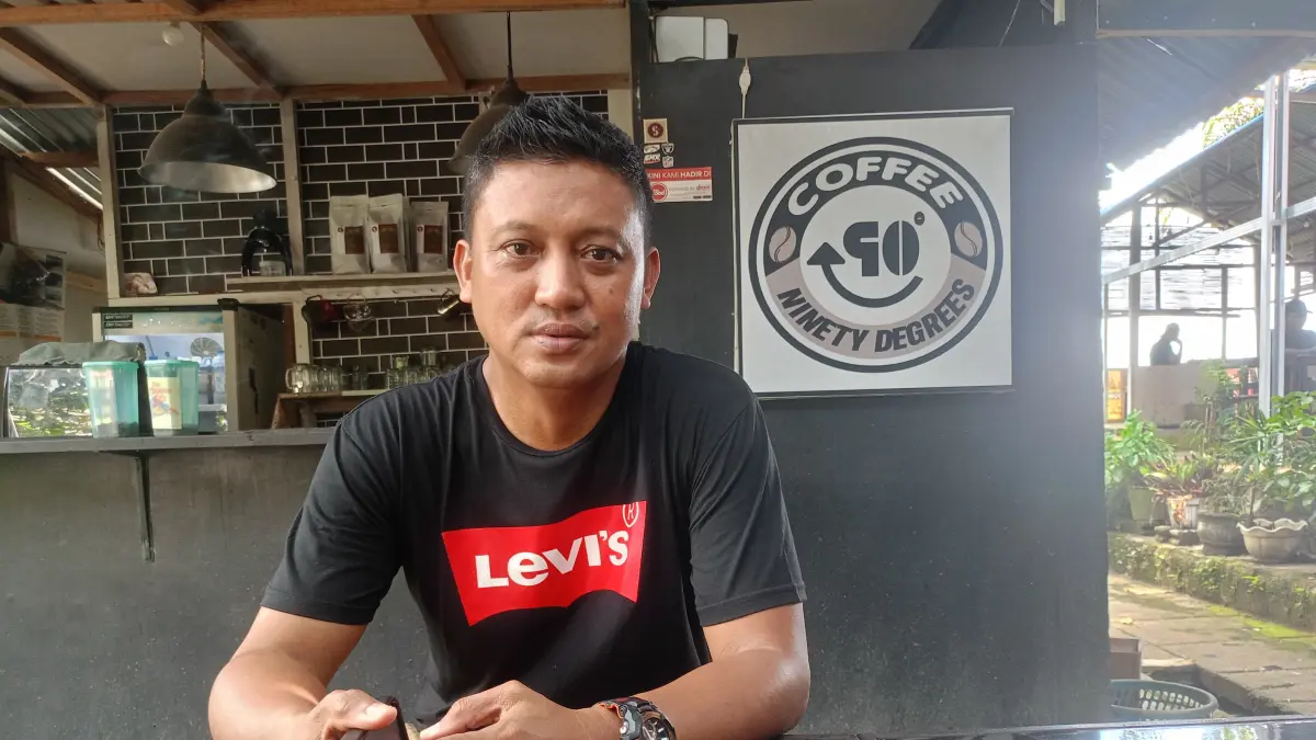 Di sela waktu luangnya selaku Wakil Ketua Bapemperda DPRD Morowali Utara, Arman Purnama Marunduh juga mengelola kedai kopi dengan memanfaatkan pekarangan rumah pribadi. FOTO: ILHAM NUSI/RADAR PALU
