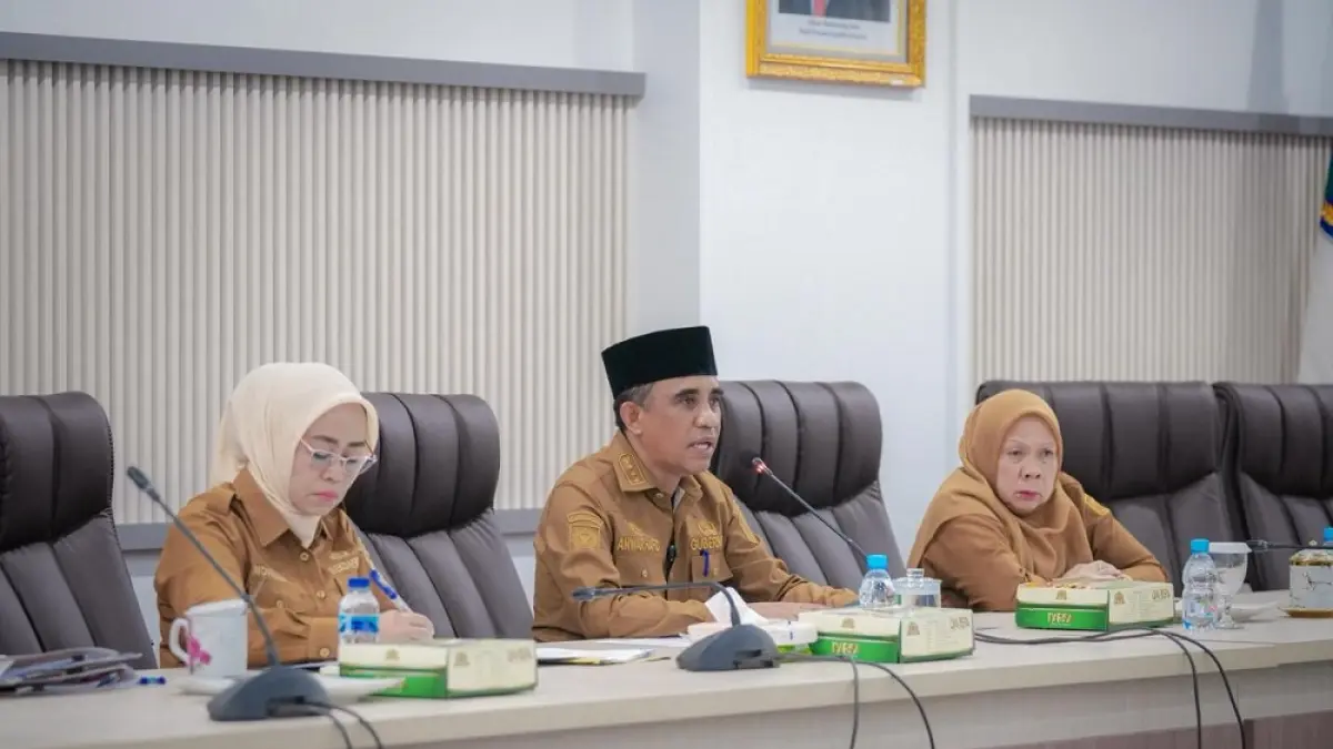 Gubernur Sulteng, Anwar Hafid (tengah) didampingi Wakil Gubernur Reny Lamadjido (kanan) dan Sekprov Novalina (kiri) saat rapat bersama kepala OPD Pemprov Sulteng. (Dokumentasi Humas Pemprov Sulteng)
