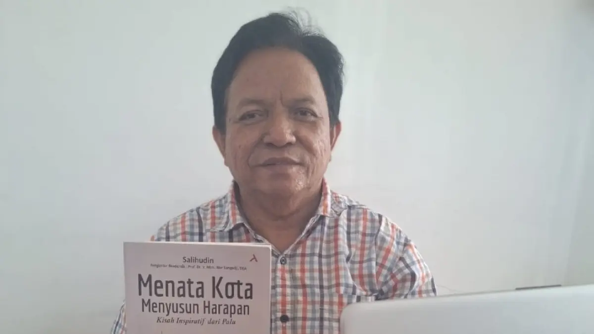 HARAPAN: Penulis buku Menata Kota, Menyusun Harapan, Salihudin bersama buah karyanya.(FOTO: DOK PRIBADI/RADAR PALU)