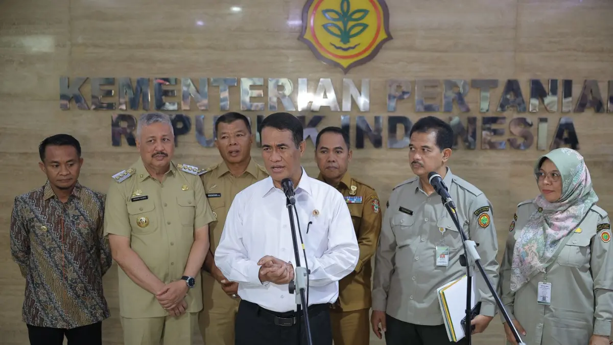 Mentan Amran berdiri di depan ratusan bupati, menekan percepatan irigasi demi menjaga stok pangan saat ancaman kemarau mulai menghantui.(Humas Kementan)