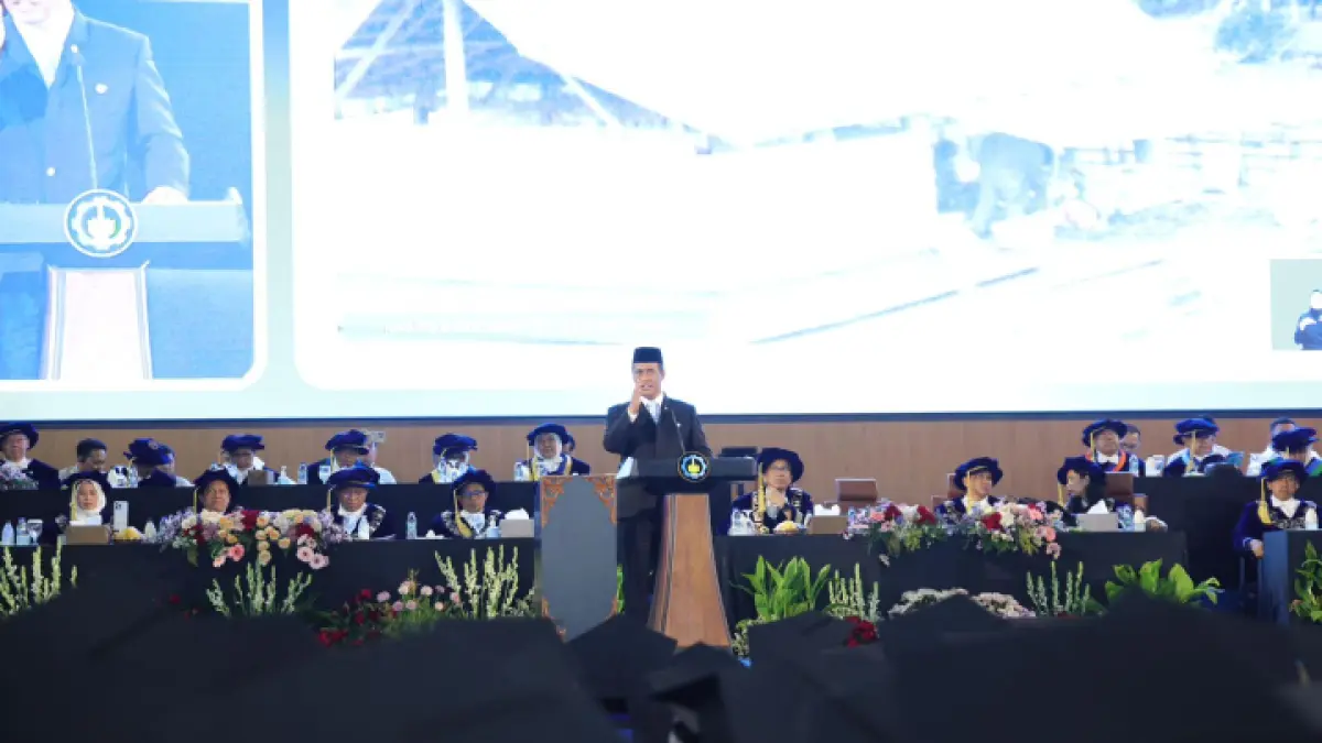 Mentan Amran berdiri di podium wisuda ITS, mengangkat tangan penuh keyakinan saat menyerukan Indonesia bebas impor solar 2026 (Kementan)