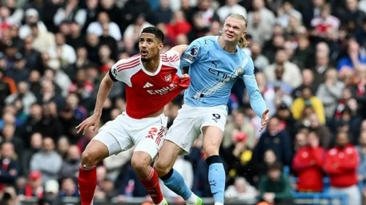 Perebutan gelar Premier League musim 2025/2026 kian memanas usai Manchester City mengalahkan Arsenal 2-1 di Etihad Stadium, Minggu (19/4/2026).(arsenal.com)