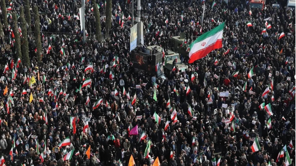 Ribuan warga yang mendukung pemerintah Iran turun ke jalan menggelar aksi unjuk rasa di Teheran. Foto: Stringer/REUTERS
