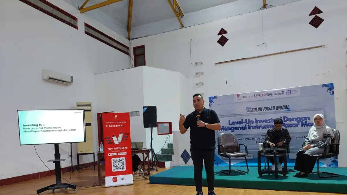 William dari PT Stockbit Sekuritas Digital memaparkan pertumbuhan investor saham Indonesia dalam kegiatan Sekolah Pasar Modal BEI Sulteng dan APINDO. (Istimewa)