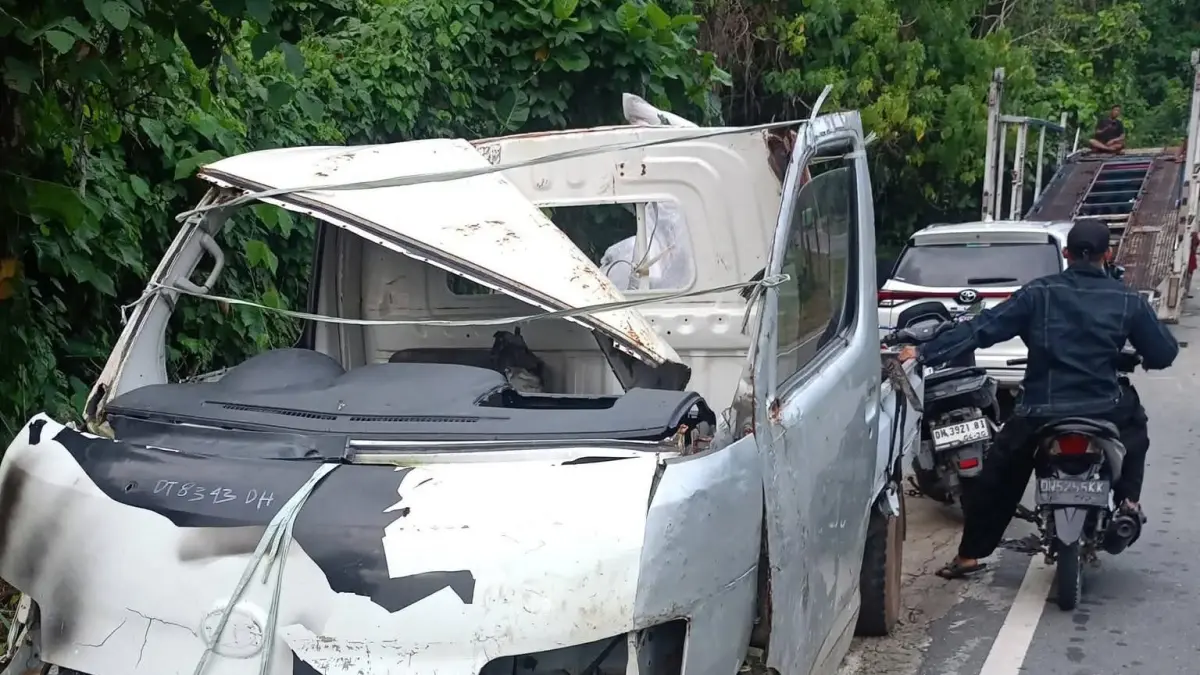HANCUR:  Mobil hancur, setelah mengalami kecelakaan fatal.(FOTO: ISTIMEWA/RADAR PALU).