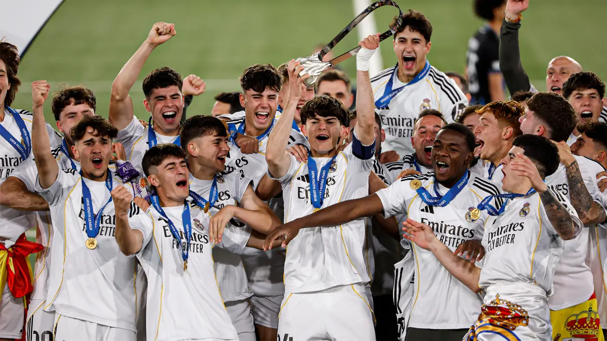 Real Madrid U-19 memastikan gelar UEFA Youth League 2026 setelah mengalahkan Club Brugge lewat adu penalti.(Twitter/@lafabricacrm)