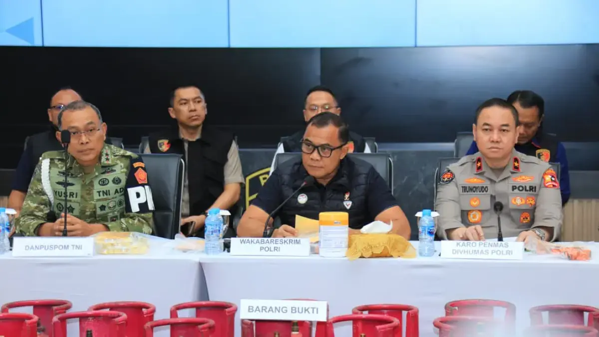 Wakil Kepala Bareskrim Polri Irjen Nunung Syaifuddin menjelaskan hasil pengungkapan kasus penyalahgunaan BBM dan LPG bersubsidi di Gedung Bareskrim Polri, Jaksel, pada Selasa (21/4). (Polri)