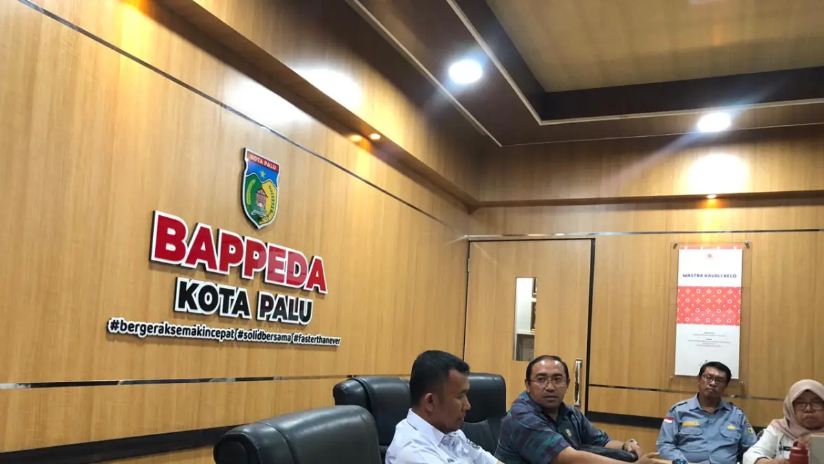 ANNISA NURUL WIBDY 

RAPAT KOORDINASI: Asisten II Bidang Perekonomian dan Pembangunan Setda Kota Palu, Rahmat Mustapa, Anggota Komisi C Alfian Chaniago dan OPD Terkait.(ANNISA NURUL WIBDY)
