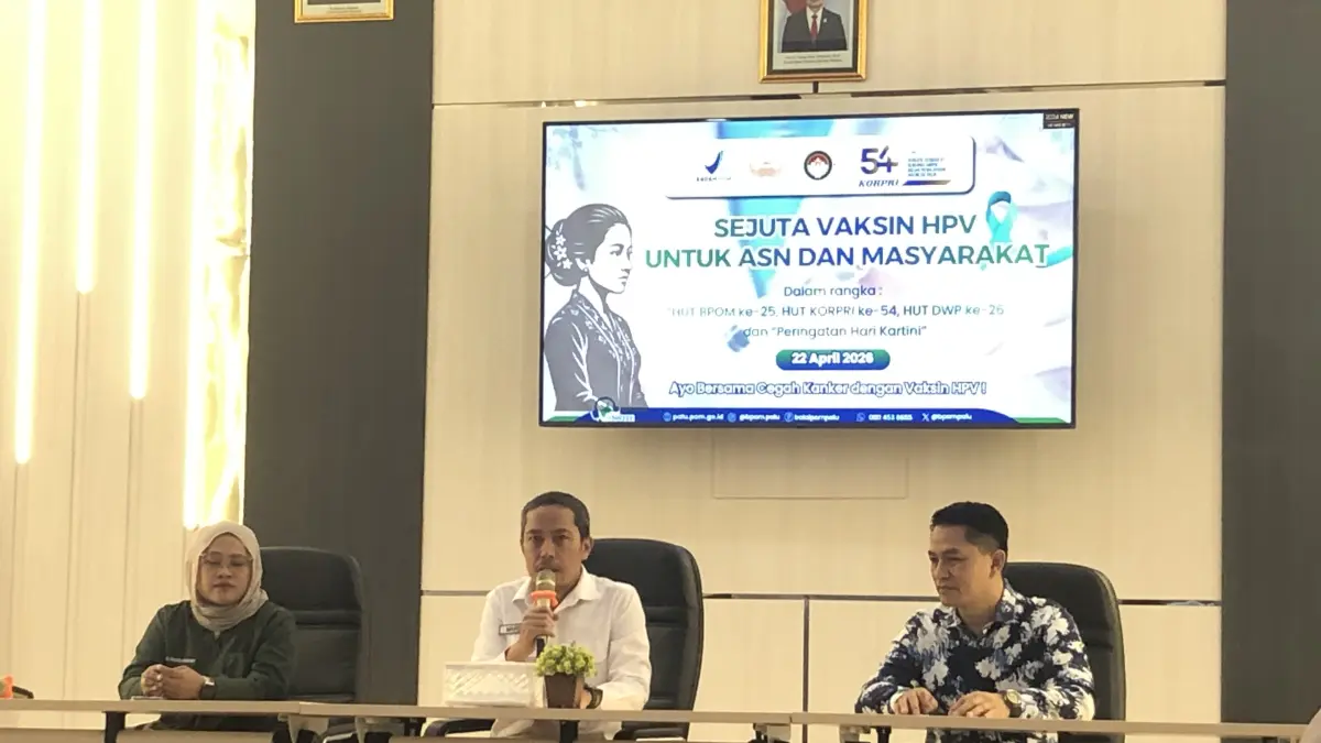 BUKA KEGIATAN: Kepala BPOM di Palu, Mardianto (tengah) membuka kegiatan pemberian vaksinasi dosis ke-2 dalam rangka kegiatan Sejuta Vaksin HPV untuk ASN dan Masyarakat, di aula BPOM Palu pada Rabu pagi (22/6/2026).(Foto: Nur Soima Ulfa/Radar Palu)