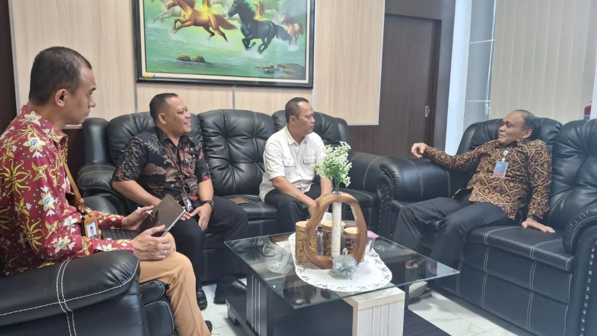 Direktur Radar Palu Jawa Pos Murtalib saat silaturahim dengan Kepala BPKP Sulteng Agus Yulianto di Palu, Rabu 22 April 2026.&nbsp;