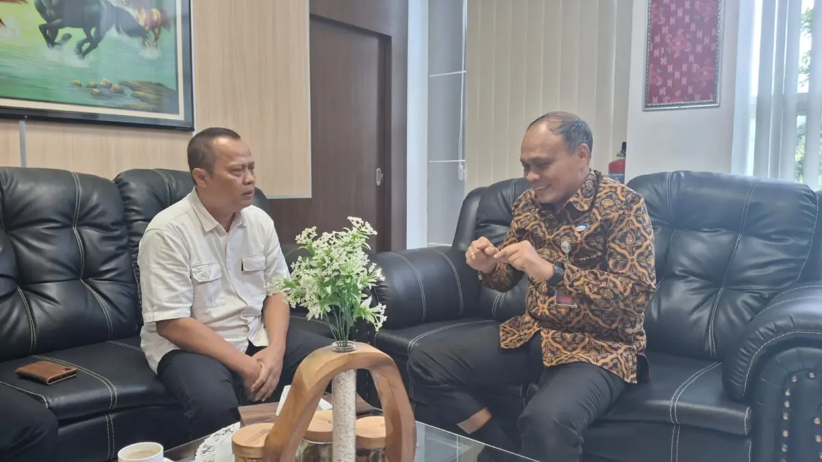 Direktur Radar Palu Jawa Pos Murtalib saat silaturahim dengan Kepala BPKP Sulteng Agus Yulianto di Palu, Rabu 22 April 2026.&nbsp;