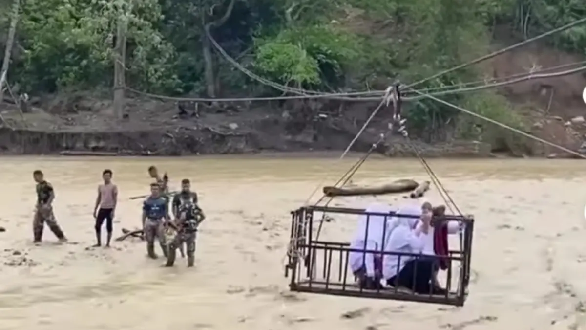 Diunggah @mona_muzura, momen anak-anak menyeberangi sungai dengan sling ini jadi potret nyata perjuangan sekolah di tengah keterbatasa (reels Instagram)