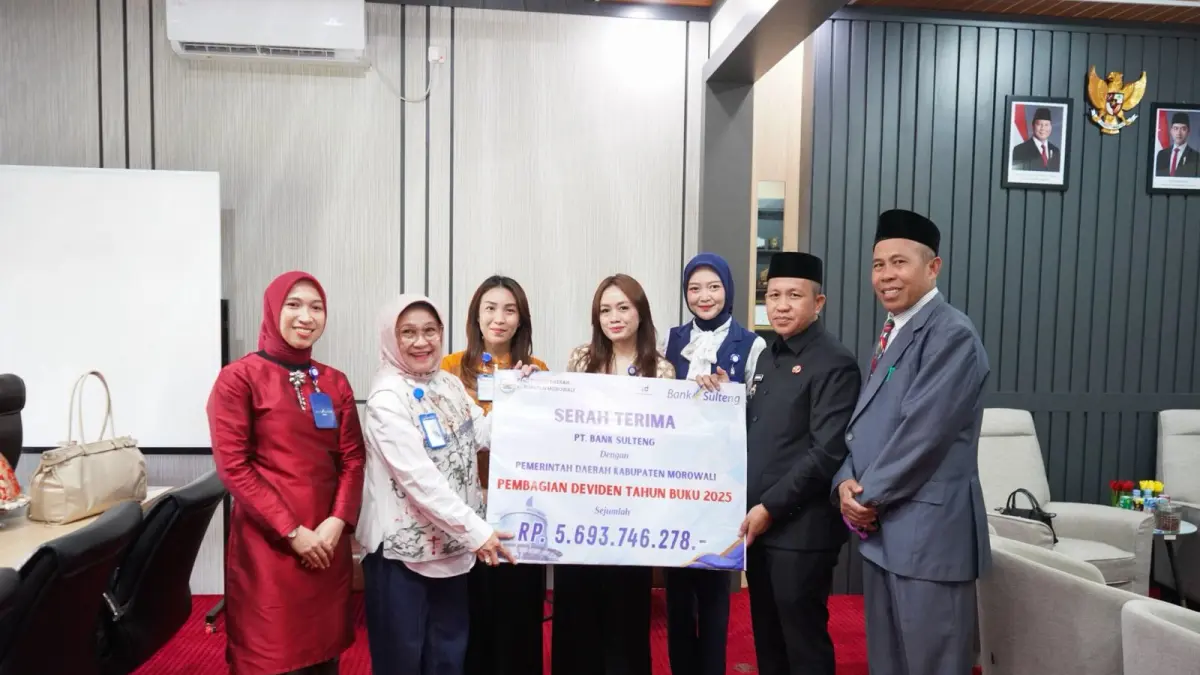 JADI PAD: Penyerahan dividen secara simbolis oleh Direktur Utama Bank Sulteng Hj. Ramiyatie kepada Bupati Morowali Iksan Baharudin Abdul Rauf sebagai bentuk kontribusi nyata terhadap penguatan fiskal daerah dan dukungan pembangunan di Kabupaten Morowali.

&nbsp;