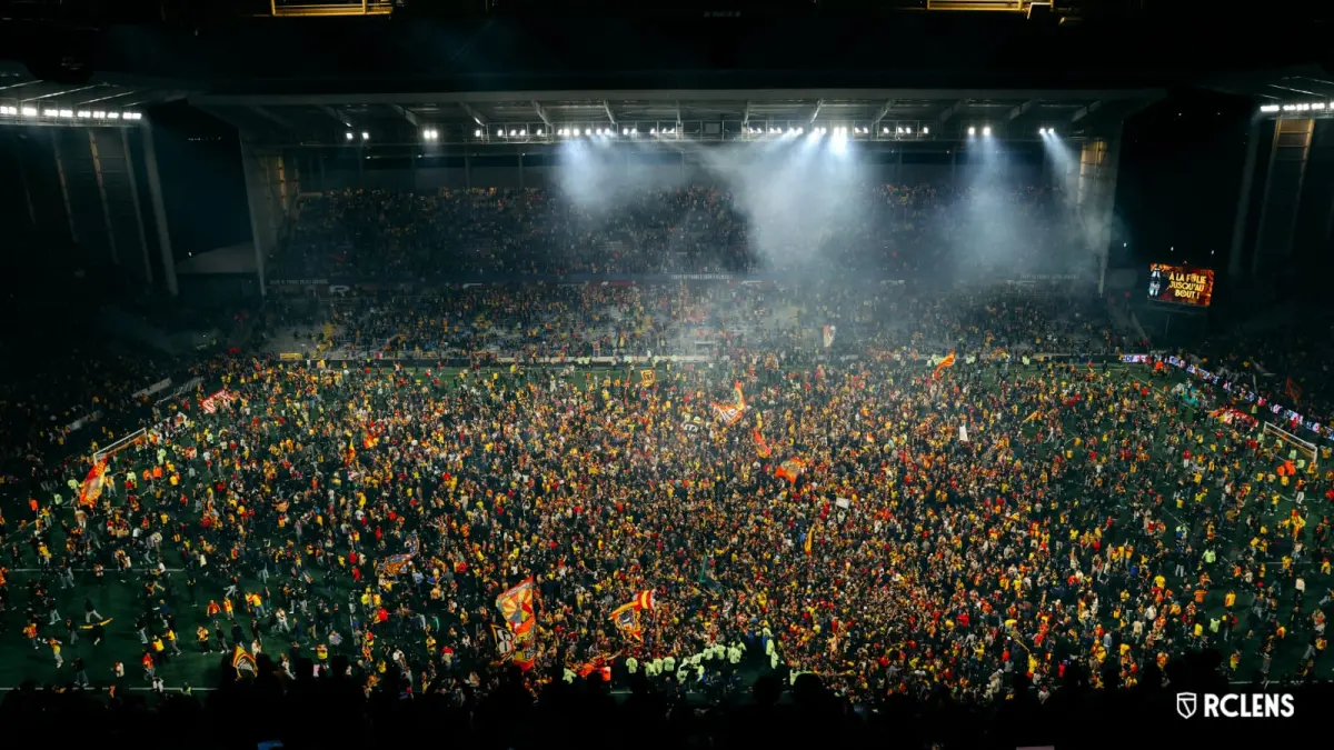 Fans RC Lens berkumpul di lapangan usai tim kesayangannya memastikan tiket ke final Coupe de France, Rabu (22/4/2026) dini hari WIB.(Twitter/@RCLens)